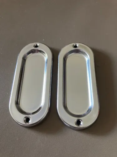 Par de puxadores metálicos (inox), formato oval, bordas arredondadas 