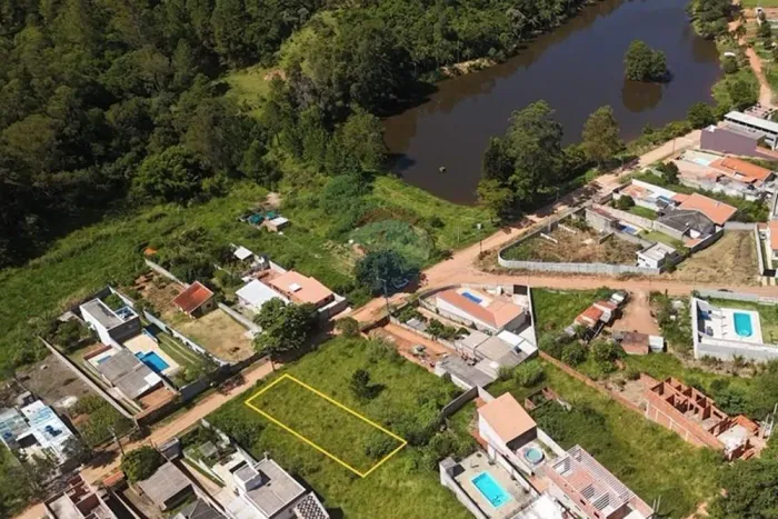 Lote em Jarinu com 400m² - Vista privilegiada para a mata e para o lago.