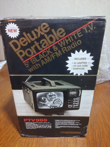 TV portátil antiga na caixa sem uso