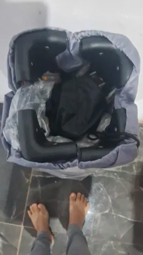 Estou vendendo um chiqueirinho na caixa novo vai com mosquiteiro sem colchão 