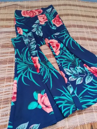 Calça estampada flare boca de sino
