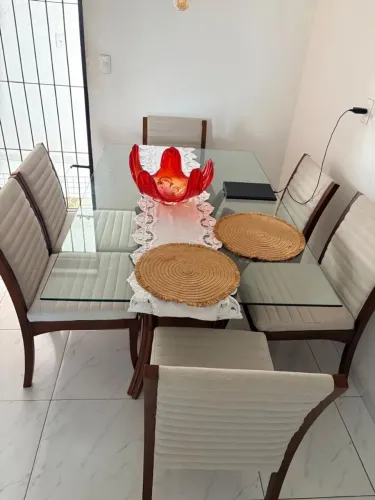 Mesa de jantar, seis cadeiras 