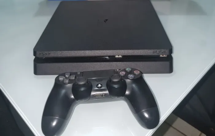 PS4 SLIM 500GB 2 CONTROLES + GOD OF WAR