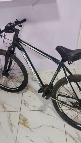 Vendo bicicleta de macha Novinha pouco usada tá super nova freio a disco tá top