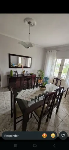 Sala de jantar: mesa com cadeiras + buffet com espelho