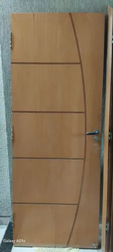 Vende se uma porta completa c portal alisar e fechadura