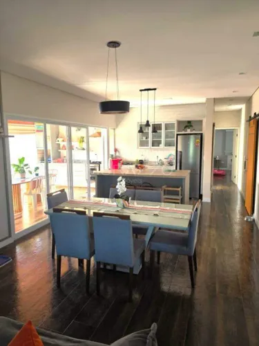 Casa Térrea de Alto Padrão à Venda por R$ 1.590.000.00, 3 dorm. 1 suíte, 398m², Condomínio