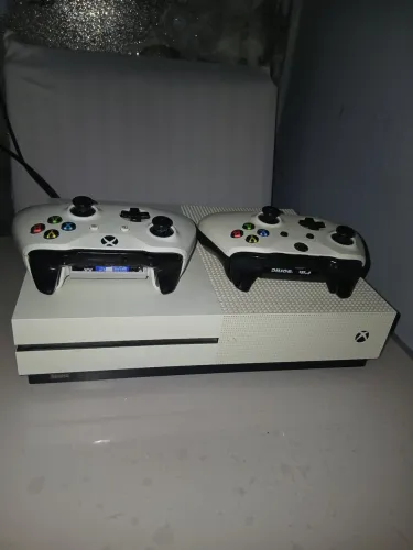 Xbox One S 1TB com 02 controles