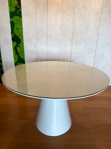 Mesa cone em laca com tampo de vidro 120cm