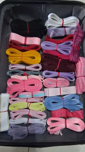 Vendo fitas para laços gorgurao e outras, lisas e estampadas mais de 100 metros de fitas