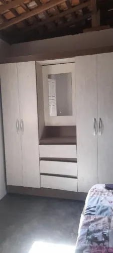 Vendo guarda roupa no valor de 650 reais com entrega e montagem
