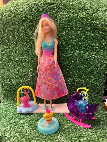 oneca Barbie Fada Dreamtopia - Dia de Pets - Babá De Dragões Bebês