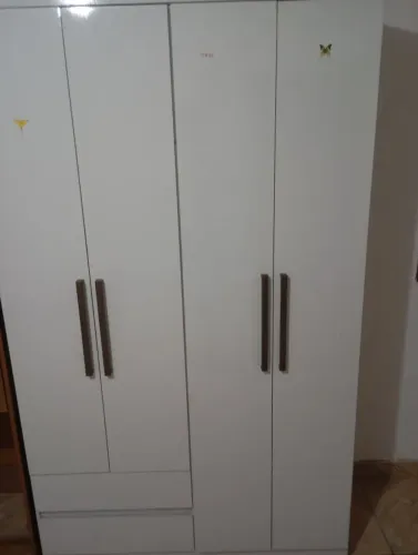 Guarda roupas branco