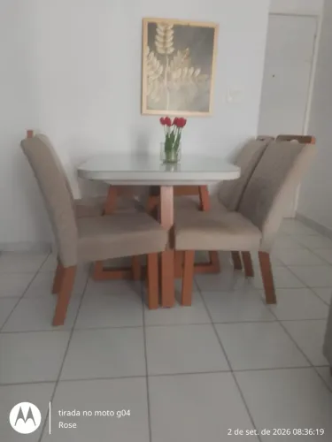 Mesa com 4 cadeiras 