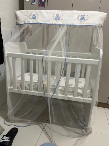 Vendo mini berço , acompanha colchão, mosqueteiro e 3 lençóis cor única