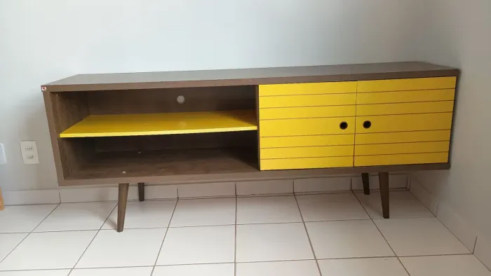 Rack moderno madeira com portas amarelas - estilo retrô