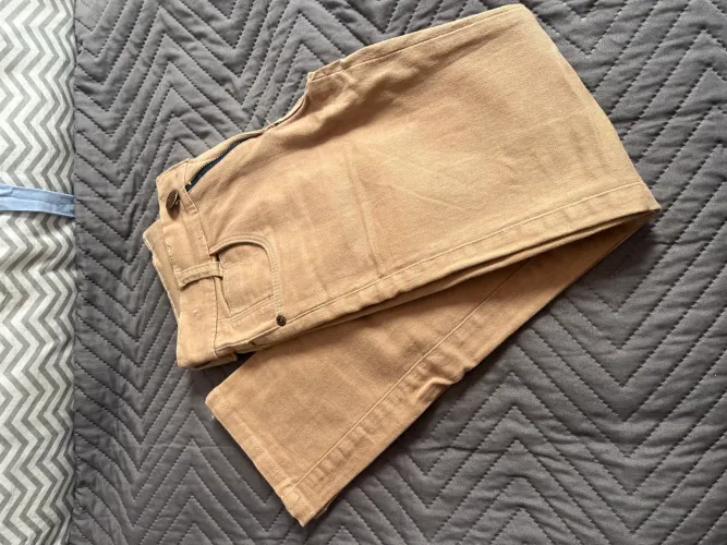 Vende-se calça infantil - Tamanho 6