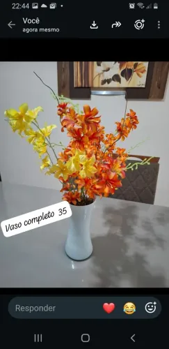 Vaso branco vidro com flores artificial