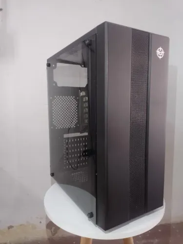Gabinete Gamer com a lateral de vidro temperado, suporte de fonte no topo.