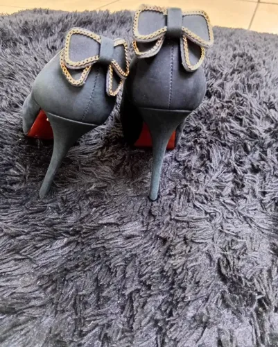 Peep toe schutz n37 cor creme e cor preto 