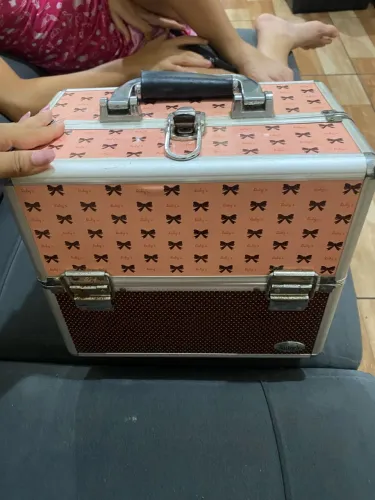 Vendo maleta de maquiagem, ótima para profissionais e iniciantes. Interessados, chamar!