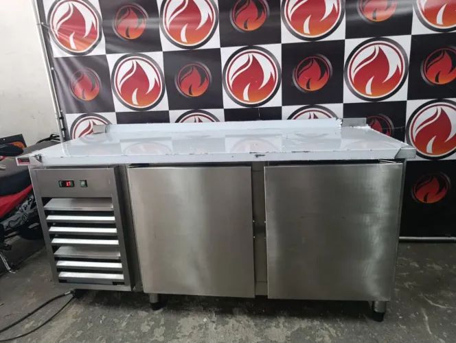 Balcão refrigerado 1,76x70x90. 2 portas 220 volts todo no aço inox por dentro e por fora