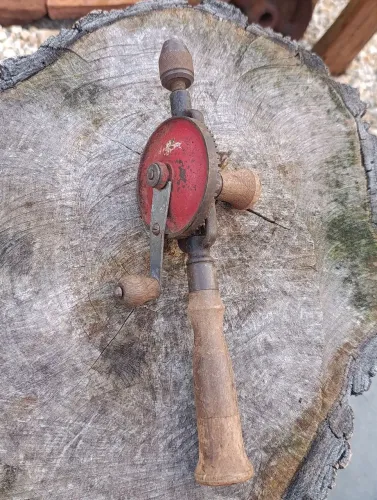 Furadeira manual antiga
