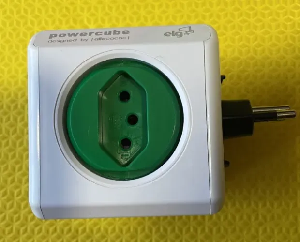 Adaptador Benjamin Multiplicador 5 Tomadas Bivolt - PowerCube ELG - PWC-R5, Verde e Branco
