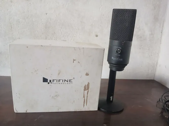 Microfone fifene 670B vem incluso 1 pop filter e 1 aranha estabilizador 