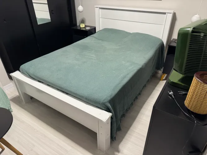 Cama De Casal Branca sem colchão seminova muito conservada!