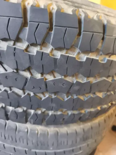Roda com pneus 265/70 R16