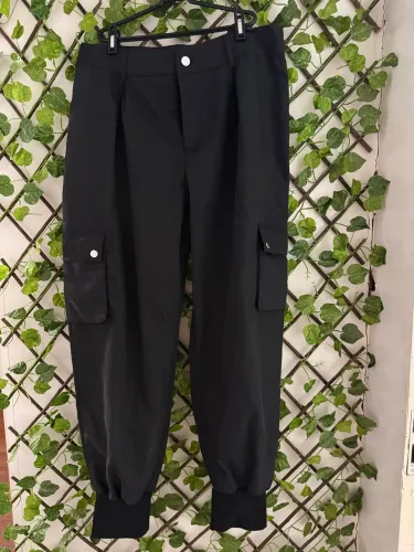 Calça preta estilo cargo