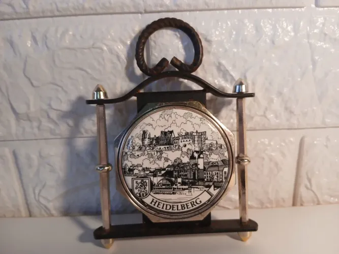 Peça decorativa de metal e ceramica