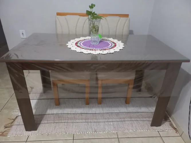 Mesa de 4 a 6 lugares com tampa de vidro