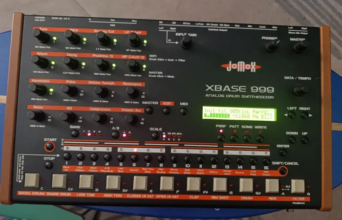 Bateria eletrônica analógica JOMOX XBASE999