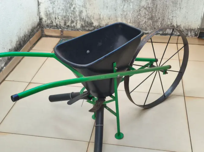 Adubadeira de roda manual com duas saídas