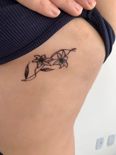 Tatuagem delicada fineline