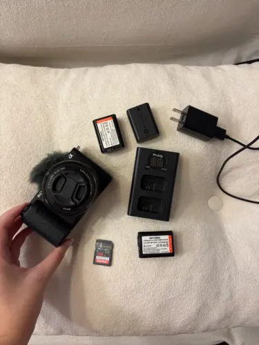 Sony ZV-E10 + Lente Kit 16-50mm ? Pronta pra Usar (com Baterias Extras)