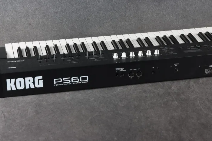 VENDO TECLADO SINTETIZADOR KORG PS60,EM PERFEITO ESTADO, VENDA COM URGÊNCIA!