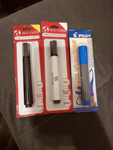 Três marcadores permanente