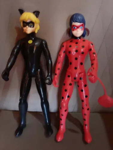Bonecos ladybug e Cat noir articulados seminovos