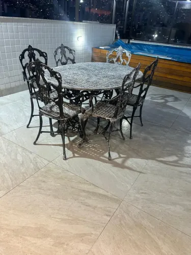 Mesa com 6 cadeiras de Alumínio Fundido