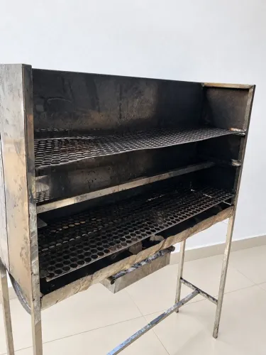 VENDE-SE CHURRASQUEIRA DE 1,5 METRO