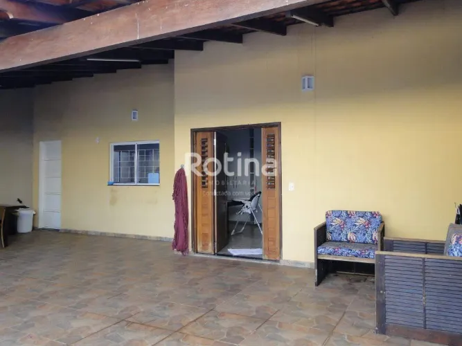 Casa à venda no Cidade Jardim, em Uberlândia, com 3 quartos e área gourmet