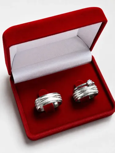 Par de Alianças Escvd. Linha X 8mm Prateado Aço Inox + Solitária + Caixinha; Namoro,