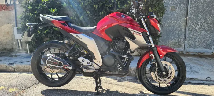 Moto usada apenas para passeio, toda original, sem detalhes...