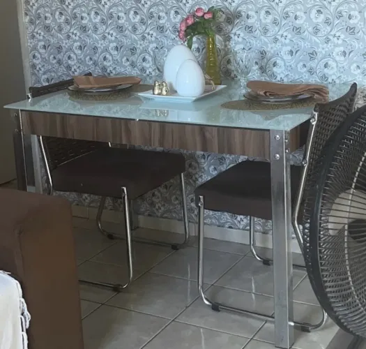Mesa de jantar de vidro com 4 cadeiras