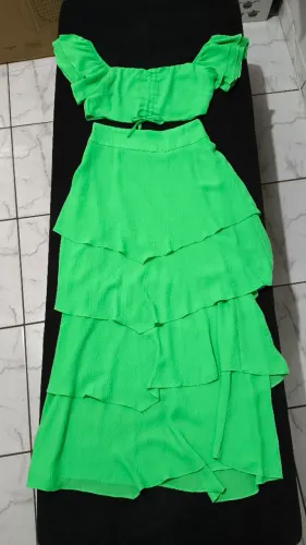 Conjunto Verde Neon com Cropped Ombro a Ombro e Saia em Camadas