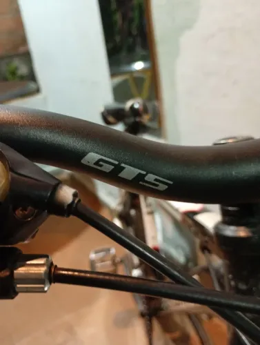 BICICLETA ARO 26 RODAS VMAX PEÇAS DA SHIMANO E GTS PNEUS BALÃO NA FRENTE E ATRÁS...