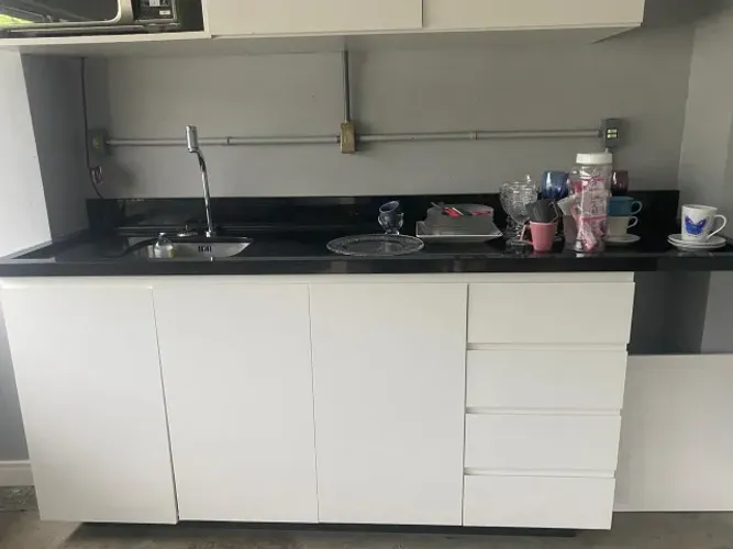 BALCÃO COM TAMPO DE GRANITO E CUBA INÓX
